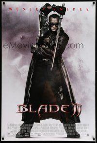 7r083 BLADE II DS 1sh '02 great image of Wesley Snipes in leather coat w/sword!