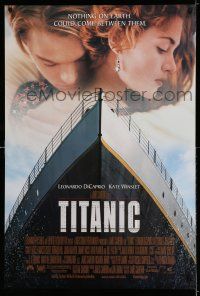 7r754 TITANIC DS 1sh '97 great romantic image of Leonardo DiCaprio & Kate Winslet!