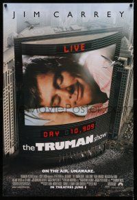 7r780 TRUMAN SHOW advance 1sh '98 cool image of Jim Carrey on large screen, Peter Weir!