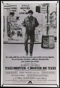 7y246 TAXI DRIVER linen Argentinean '76 Robert De Niro walking on street, Martin Scorsese classic!