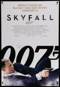 8d801 SKYFALL 27x40 video poster '12 cool c/u of Daniel Craig as James Bond on back shooting gun!