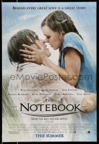 8k547 NOTEBOOK advance DS 1sh '04 romantic close up of Ryan Gosling & Rachel McAdams in rain!