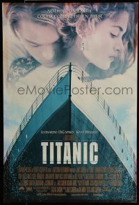 8k772 TITANIC DS 1sh '97 great romantic image of Leonardo DiCaprio & Kate Winslet!