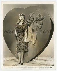 8s091 ANN SHERIDAN 8.25x10 still '43 the sexy actress by a huge Valentine's Day box of chocolates!