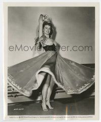 8s118 BAGDAD candid 8.25x10 still '50 full-length sexy Maureen O'Hara twirling her skirt on set!