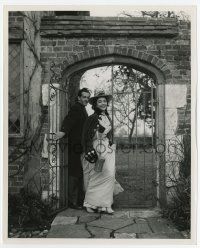 8s127 BEAU BRUMMELL candid 8x10 still '54 Elizabeth Taylor & Stewart Granger visit Ockwell Manor!