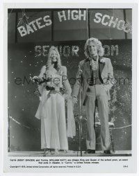 8s187 CARRIE 8x10.25 still '76 Sissy Spacek & William Katt holding hands on stage at the prom!