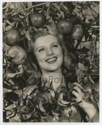 8s240 DOLORES MORAN deluxe 7.5x9 key book still '42 smiling portrait with apples from The Hard Way!