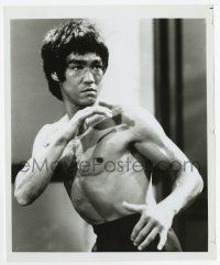 8s262 ENTER THE DRAGON 8x10 still '73 Bruce Lee in classic fighting pose with one arm raised!