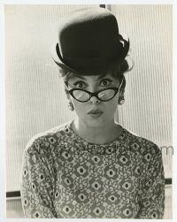 8s299 GINA LOLLOBRIGIDA 7x9 still '64 c/u wearing bowler hat & glasses from Woman of Straw!