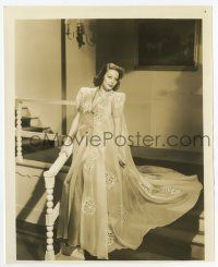 8s498 LORETTA YOUNG 8x9.75 still '30s full-length modeling a beautiful gown on stairs!