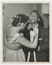 8s430 JUDY GARLAND/FRANK SINATRA 8x10 news photo '50s she's putting on his bow tie by Art Weissman!