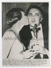 8s431 JULIE ANDREWS/FEDERICO FELLINI 7x9 news photo '64 kissing him after 8 1/2 won the Oscar!