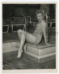 8s543 MARILYN MONROE 7x9 still '50s in sexy swimsuit scared to put her toe in cold pool!