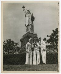 8s644 ON THE TOWN 8.25x10 still '49 Gene Kelly, Frank Sinatra & Jules Munshin by Statue of Liberty