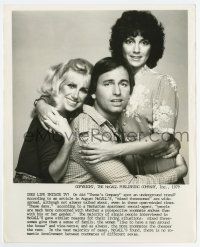8s907 THREE'S COMPANY TV 8x10 still '79 John Ritter between Suzanne Somers & Joyce DeWitt!