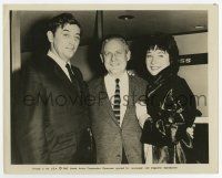8s938 TWO FOR THE SEESAW candid 8x10 still '62 Robert Wise between Mitchum & Shirley MacLaine!