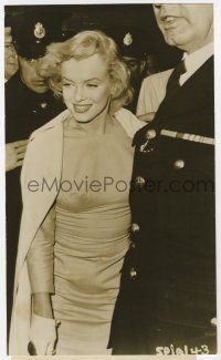 8s679 PRINCE & THE SHOWGIRL candid 5.25x8.75 still '57 Marilyn Monroe w/ Royal British Navy guard!