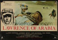 8t174 LAWRENCE OF ARABIA export English Italian photobusta '63 Peter O'Toole pointing gun at man!