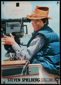 8t719 STEVEN SPIELBERG Japanese 29x41 1977 great close up by camera while directing Jaws!