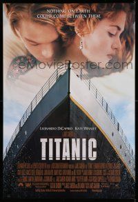 8w785 TITANIC DS 1sh '97 great romantic image of Leonardo DiCaprio & Kate Winslet!