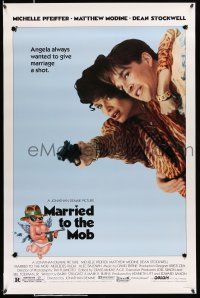 9c453 MARRIED TO THE MOB 1sh '88 great image of Michelle Pfeiffer with gun & Matthew Modine!