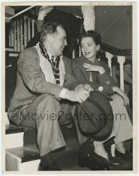 9d179 HUCKSTERS deluxe candid 10.25x13 still '47 Deborah Kerr chats w/ director Jack Conway on set!