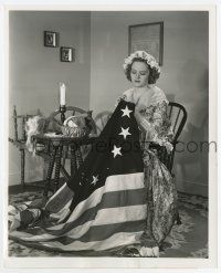 9h080 ALEXIS SMITH 8x10 still '41 posing as Betsy Ross sewing American flag by Longworth!