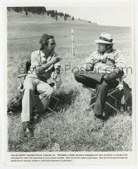 9h238 CLOSE ENCOUNTERS OF THE THIRD KIND candid 8x10 still '77 Dreyfuss & Trufffaut relaxing on set