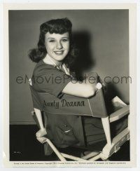 9h279 DEANNA DURBIN 8x10 still '41 Aunty Deanna on set in her personalized chair making Nice Girl!
