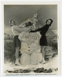9h434 HELEN PARRISH/ANNE GWYNNE 8x10 still '39 building a really fake snowman in California!