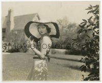 9h516 KAY FRANCIS 7.75x9.75 still '32 incredible c/u in sleeveless outfit & hat outside her home!