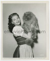 9h993 YVONNE DE CARLO 8.25x10 still '49 great close up holding up her enormous kitty cat!