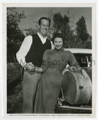 9h996 YVONNE DE CARLO 8.25x10 still '55 posing w/ her husband for the first time before honeymoon!