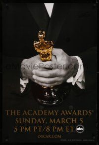 9k014 78th ANNUAL ACADEMY AWARDS 1sh '05 cool Studio 318 design of man in suit holding Oscar!