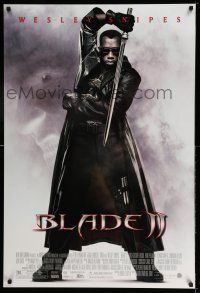 9k096 BLADE II DS 1sh '02 great image of Wesley Snipes in leather coat w/sword!