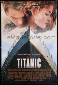 9k766 TITANIC DS 1sh '97 great romantic image of Leonardo DiCaprio & Kate Winslet!