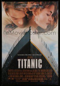 9w760 TITANIC DS 1sh '97 great romantic image of Leonardo DiCaprio & Kate Winslet!