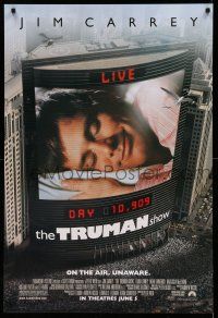 9w783 TRUMAN SHOW advance 1sh '98 cool image of Jim Carrey on large screen, Peter Weir!