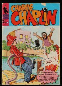 1a378 CHARLIE CHAPLIN #8 German comic book '73 cartoon art of fireman Tramp spraying crook!