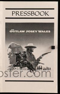 1a865 OUTLAW JOSEY WALES pressbook '76 Clint Eastwood is an army of one, cool double-fisted art!