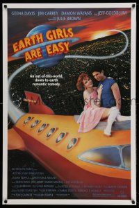 1c213 EARTH GIRLS ARE EASY 1sh '89 great image of Geena Davis & alien Jeff Goldblum on space ship!