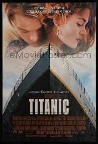 1c786 TITANIC DS 1sh '97 great romantic image of Leonardo DiCaprio & Kate Winslet!
