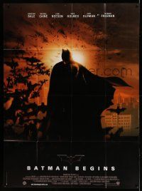1g459 BATMAN BEGINS French 1p '05 full-length Caped Crusader Christian Bale standing with bats!