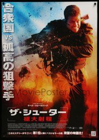 1j651 SHOOTER Japanese 29x41 '07 full-length image of Mark Wahlberg with machine gun!