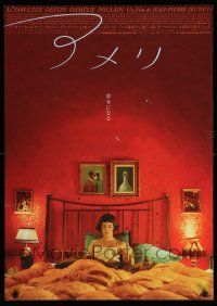 1j660 AMELIE Japanese '01 Jean-Pierre Jeunet, image of Audrey Tautou in bed under huge red wall!