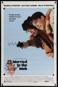 1k491 MARRIED TO THE MOB 1sh '88 great image of Michelle Pfeiffer with gun & Matthew Modine!