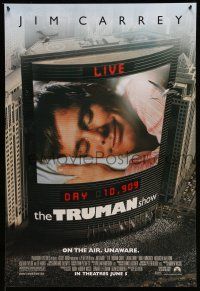 1k802 TRUMAN SHOW advance 1sh '98 cool image of Jim Carrey on large screen, Peter Weir!
