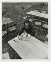 1m441 HIRED HAND candid 8.25x10 still '71 Peter Fonda having a beer with lunch by Trumpler!