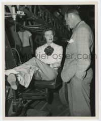 1m855 STATE OF THE UNION candid 8.25x10 still '48 Katharine Hepburn chats with cameraman on set!